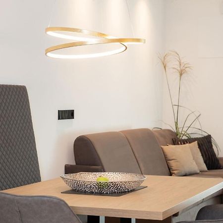 Nice Living Neue- Moderne Apartments Im Herzen Von Brixen - Kostenlose Brixencard - Ideal Fuer Familien, Paare, Geschaeftsreisende Und Allen Urlaubs Hungrigen Luaran gambar