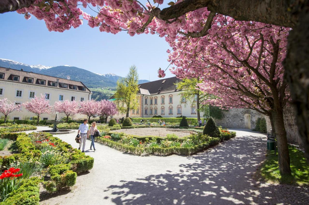 Nice Living Neue- Moderne Apartments Im Herzen Von Brixen - Kostenlose Brixencard - Ideal Fuer Familien, Paare, Geschaeftsreisende Und Allen Urlaubs Hungrigen Luaran gambar