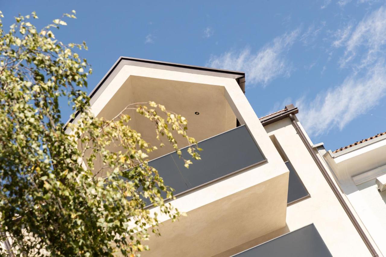 Nice Living Neue- Moderne Apartments Im Herzen Von Brixen - Kostenlose Brixencard - Ideal Fuer Familien, Paare, Geschaeftsreisende Und Allen Urlaubs Hungrigen Luaran gambar